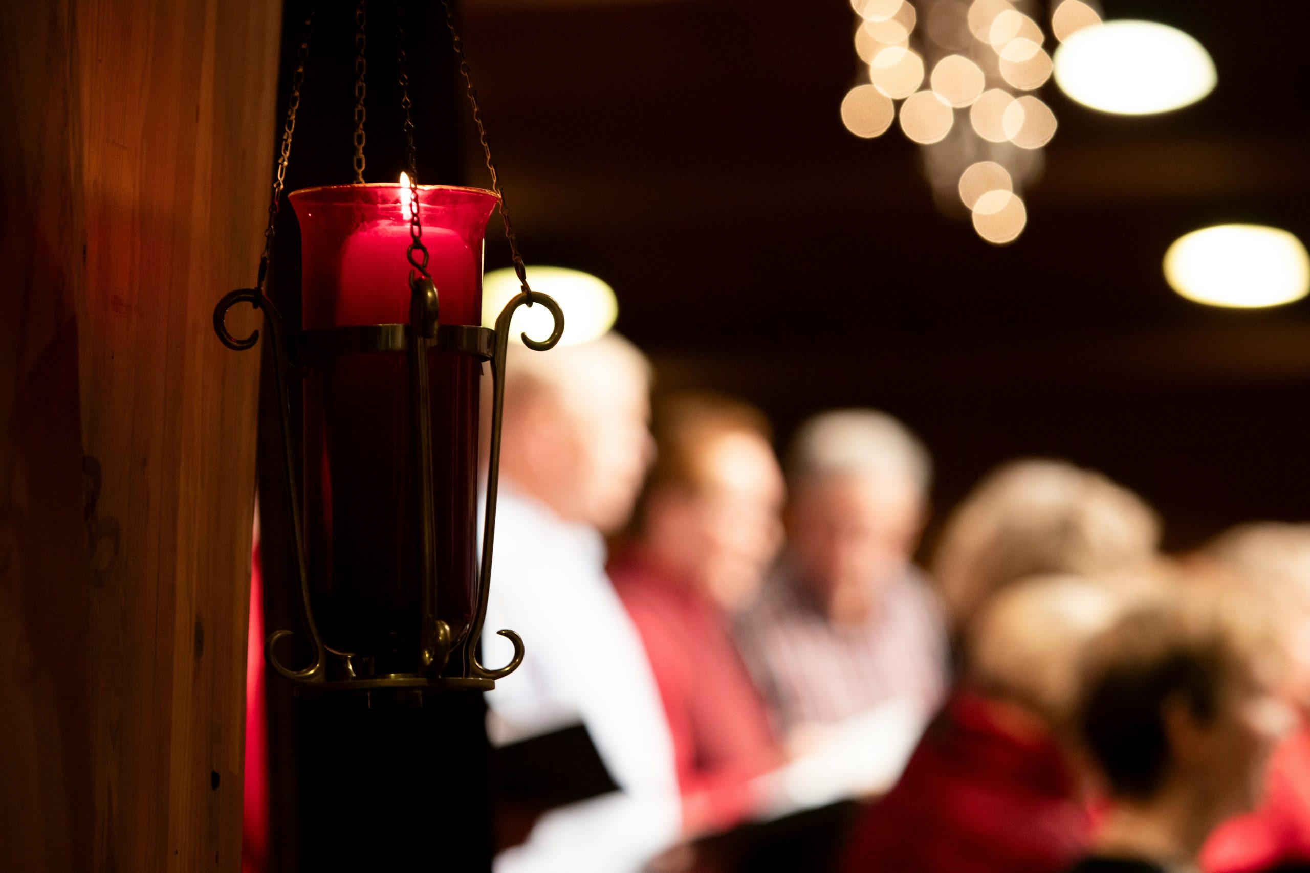 choir seen in candle light, photo by Kati Hoehl